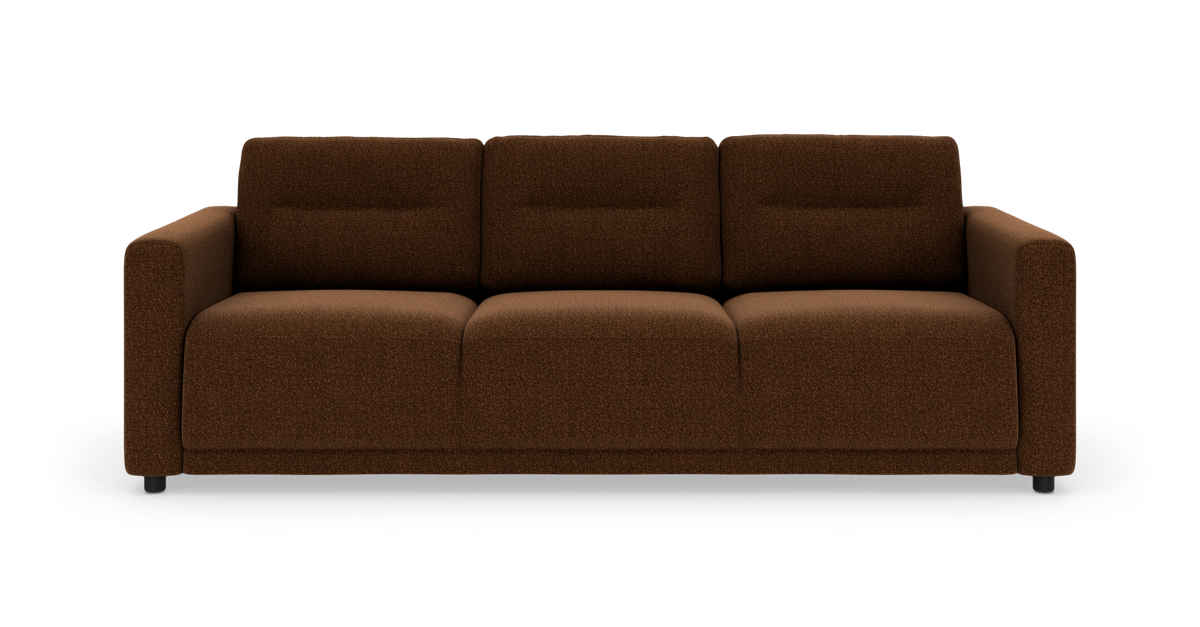 Brun tresædet stofsofa med brede armlæn, set forfra på hvid baggrund.
