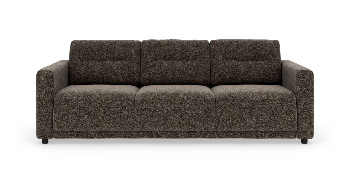 Brungrå tresædet sofa med bløde, afrundede former på hvid baggrund.