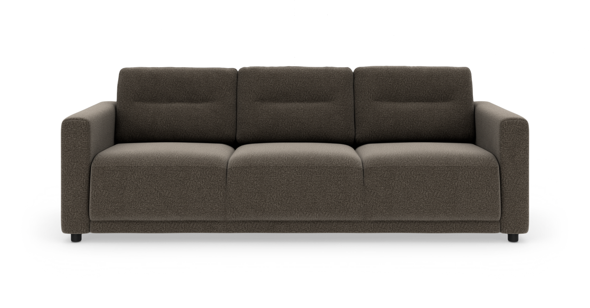 Mørkebrun 3-personers stofsofa i enkel, moderne design, frilagt på hvid baggrund.