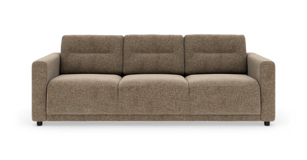 Brun 3-personers stofsofa med brede armlæn, frontvisning, frilagt på hvid baggrund.