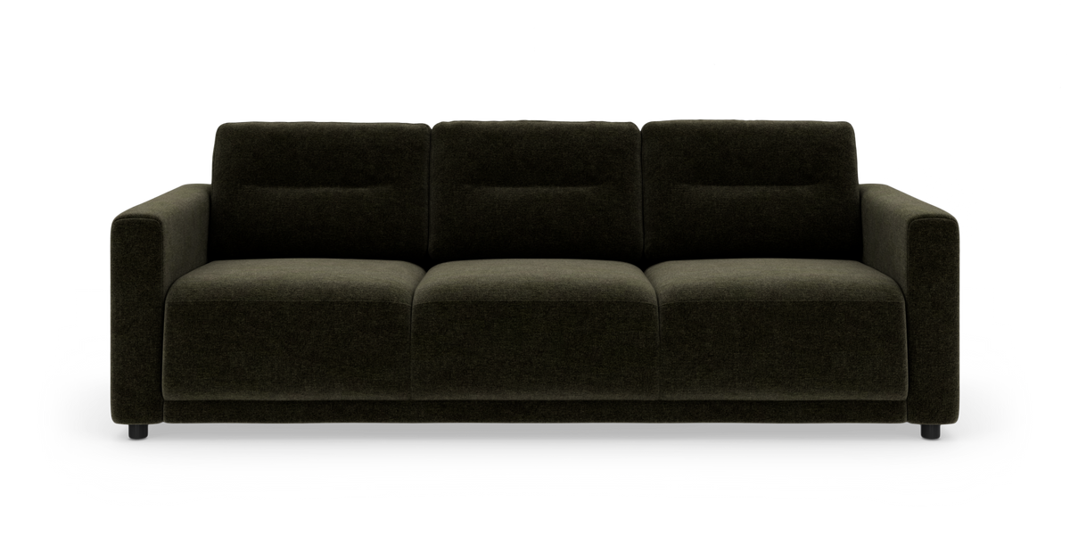 Mørkegrøn 3-personers stofsofa, frontvisning på hvid studiebaggrund.