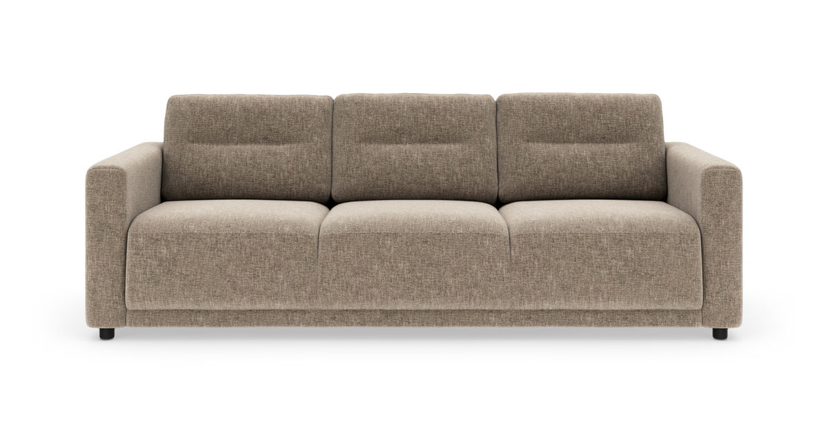 Beige 3-personers stofsofa med brede armlæn og lave sorte ben, fritlagt på hvid baggrund.