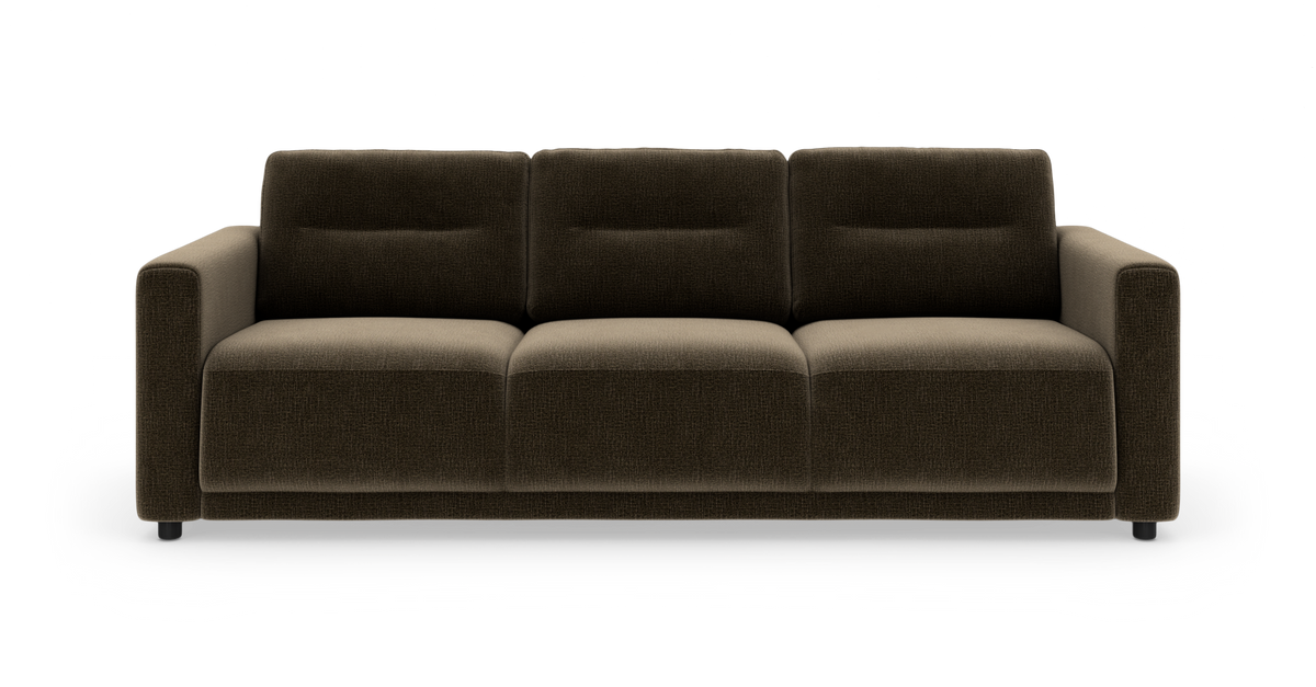 Mørkebrun moderne 3-personers sofa med rette armlæn, fritstående mod hvid baggrund.