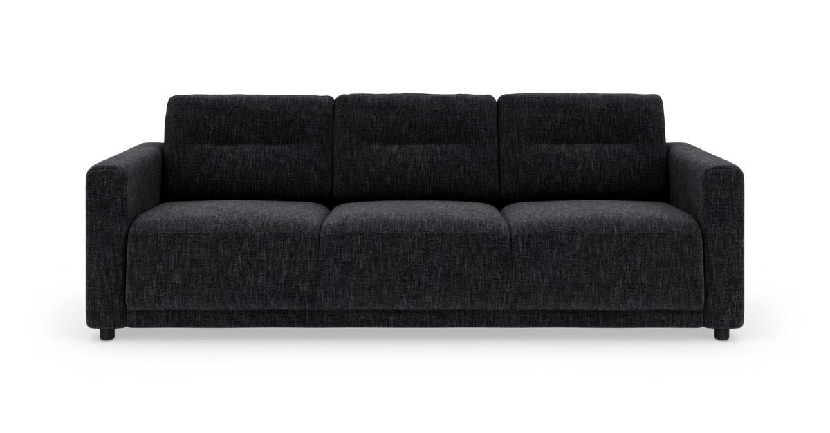 Mørkegrå tredelt 3-personers stofsofa i moderne, robust design set direkte forfra mod hvid baggrund.