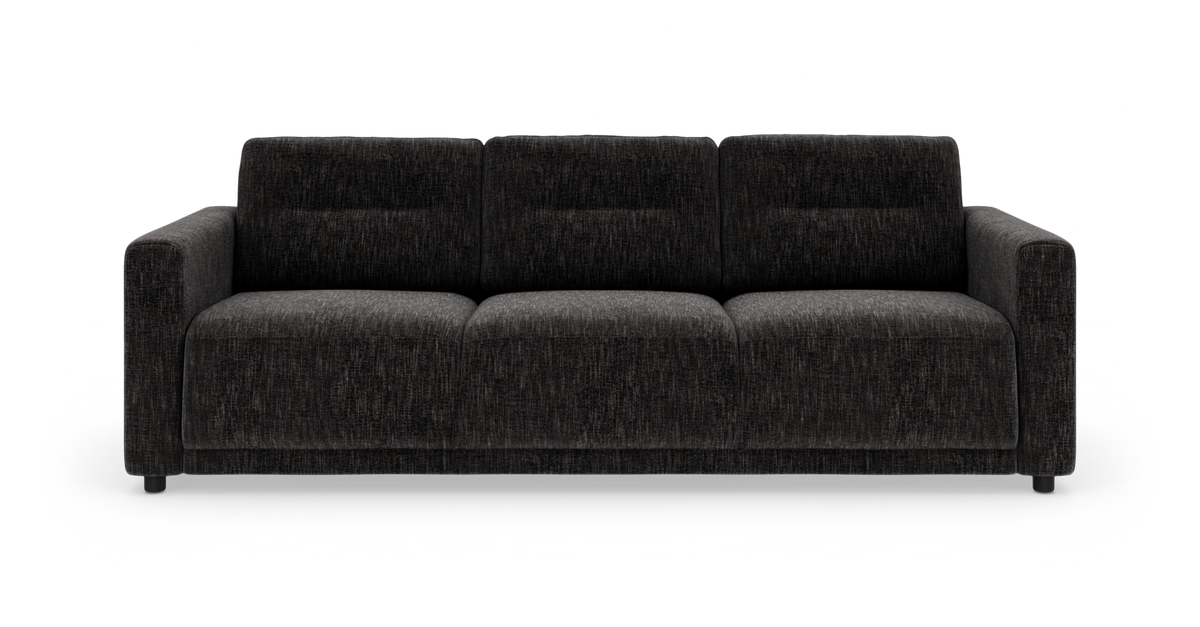 Mørkegrå 3-personers stofsofa, frontvisning mod hvid baggrund.