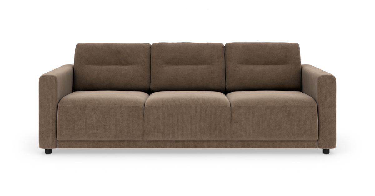 Brun 3-personers sofa på hvid baggrund, frontvisning.