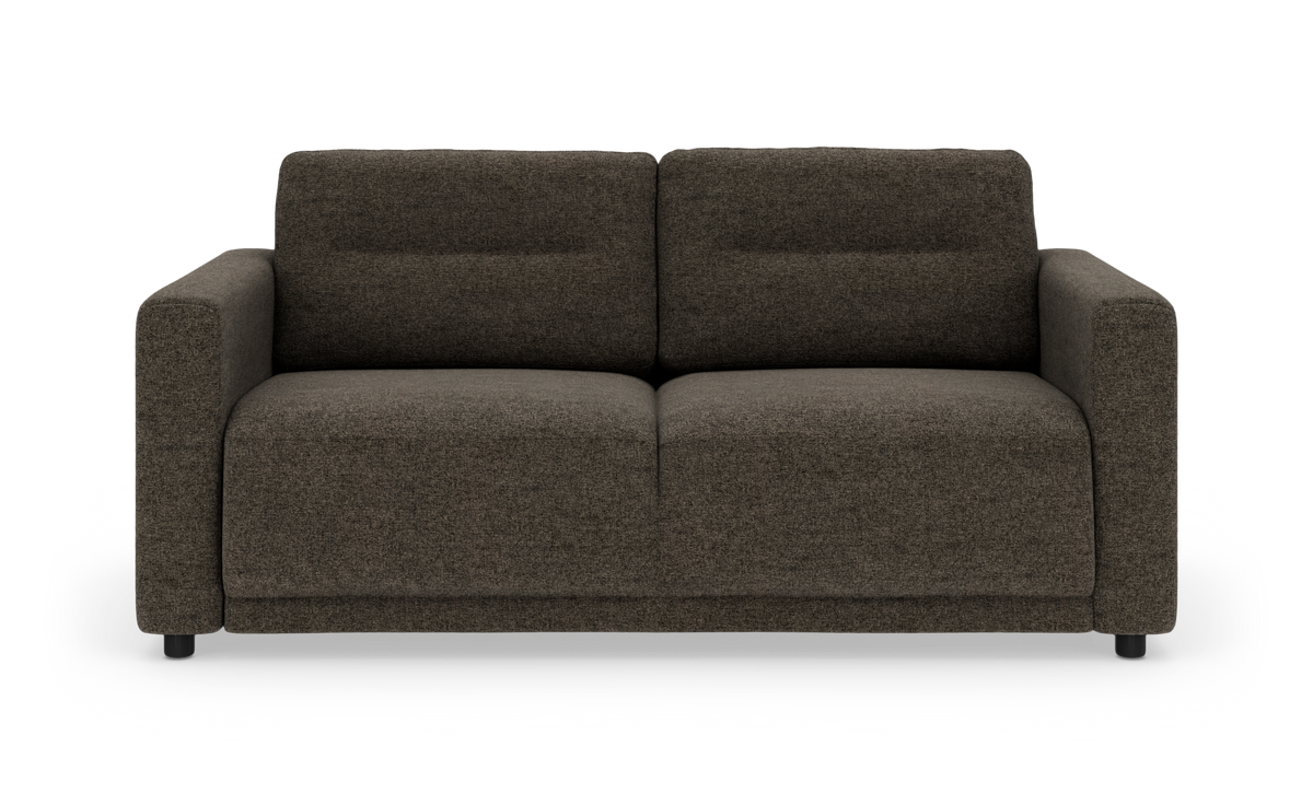 Mørkebrun 2-personers stofsofa set forfra, frilagt på hvid baggrund.