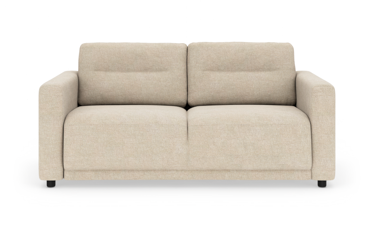 Beige to-personers sofa med bløde ryg- og sædehynder, set forfra på hvid baggrund.