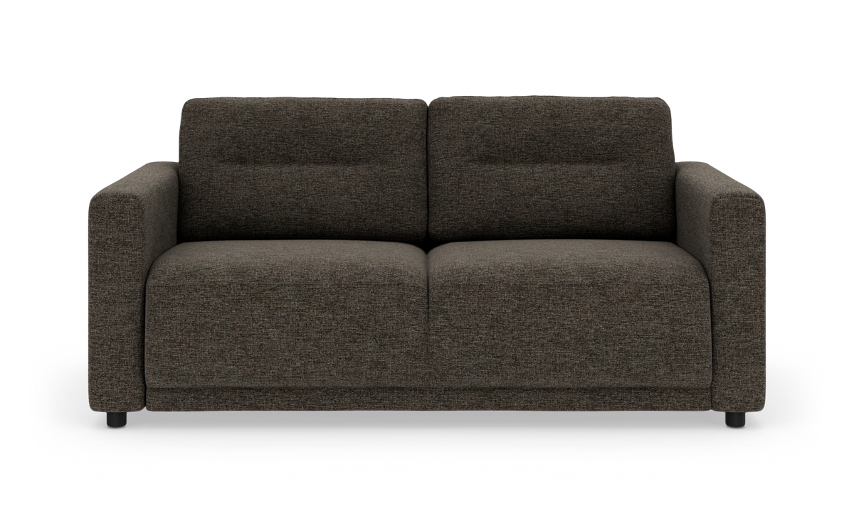 Mørkebrun 2-personers stofsofa set forfra på hvid baggrund.