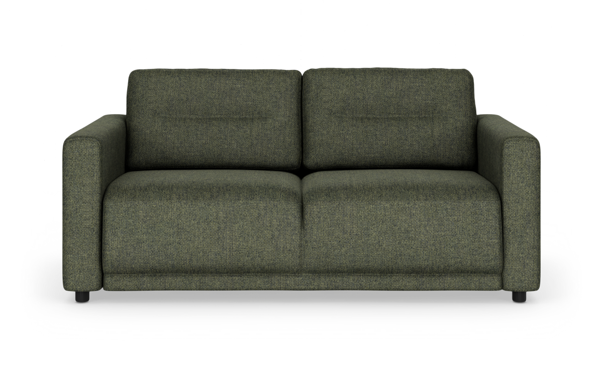 Grøn 2-personers sofa med lige armlæn og fyldige puder, fotograferet forfra.