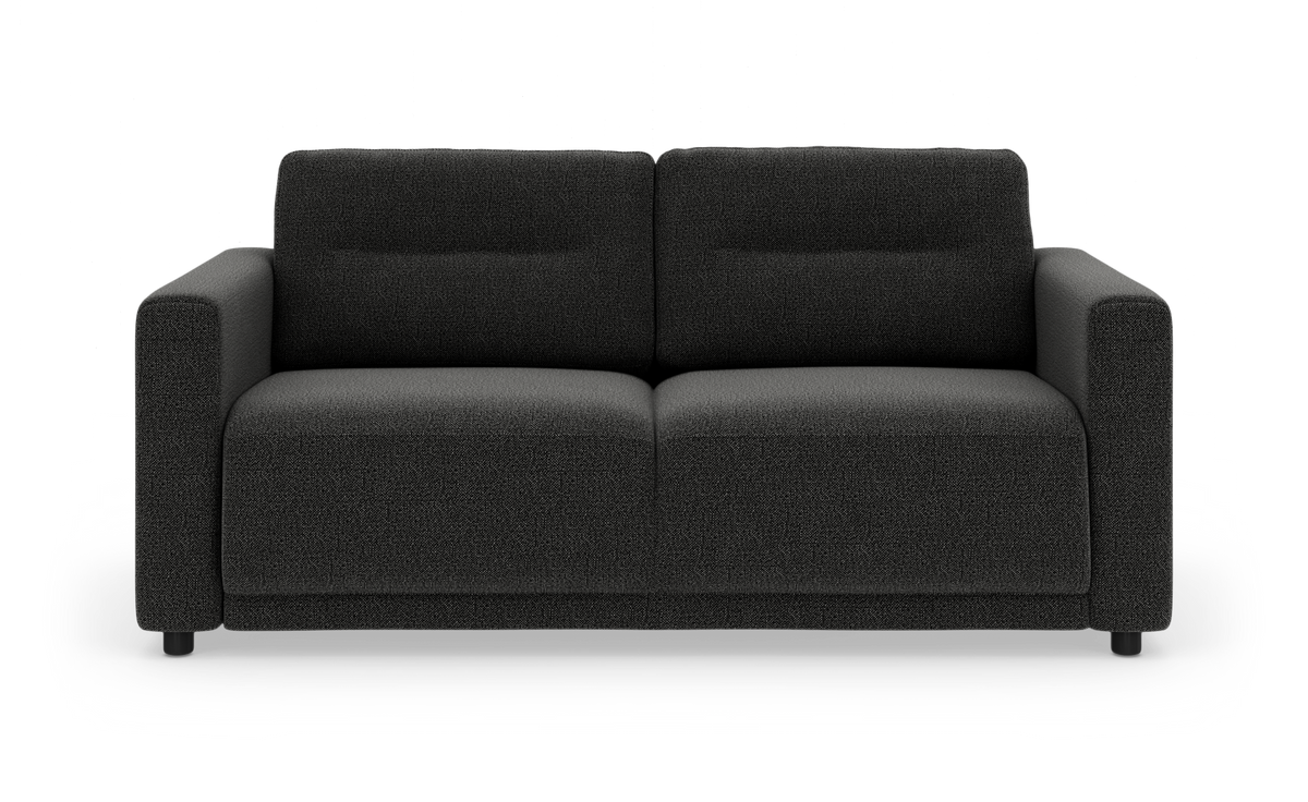 Mørkegrå stofsofa i front, frilagt på hvid baggrund med skygge.
