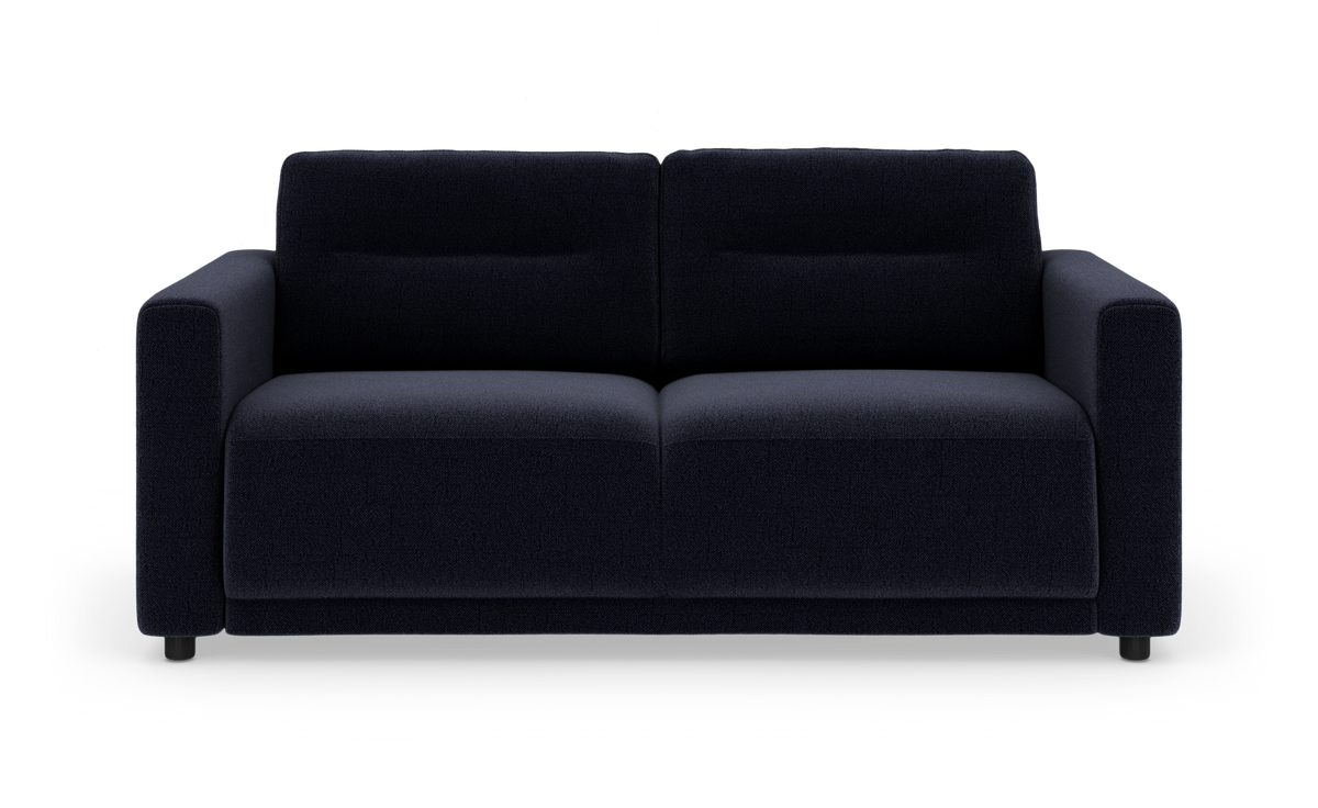 Mørkeblå 2‑personers stofsofa med lige armlæn, moderne design, fritlagt på hvid baggrund.