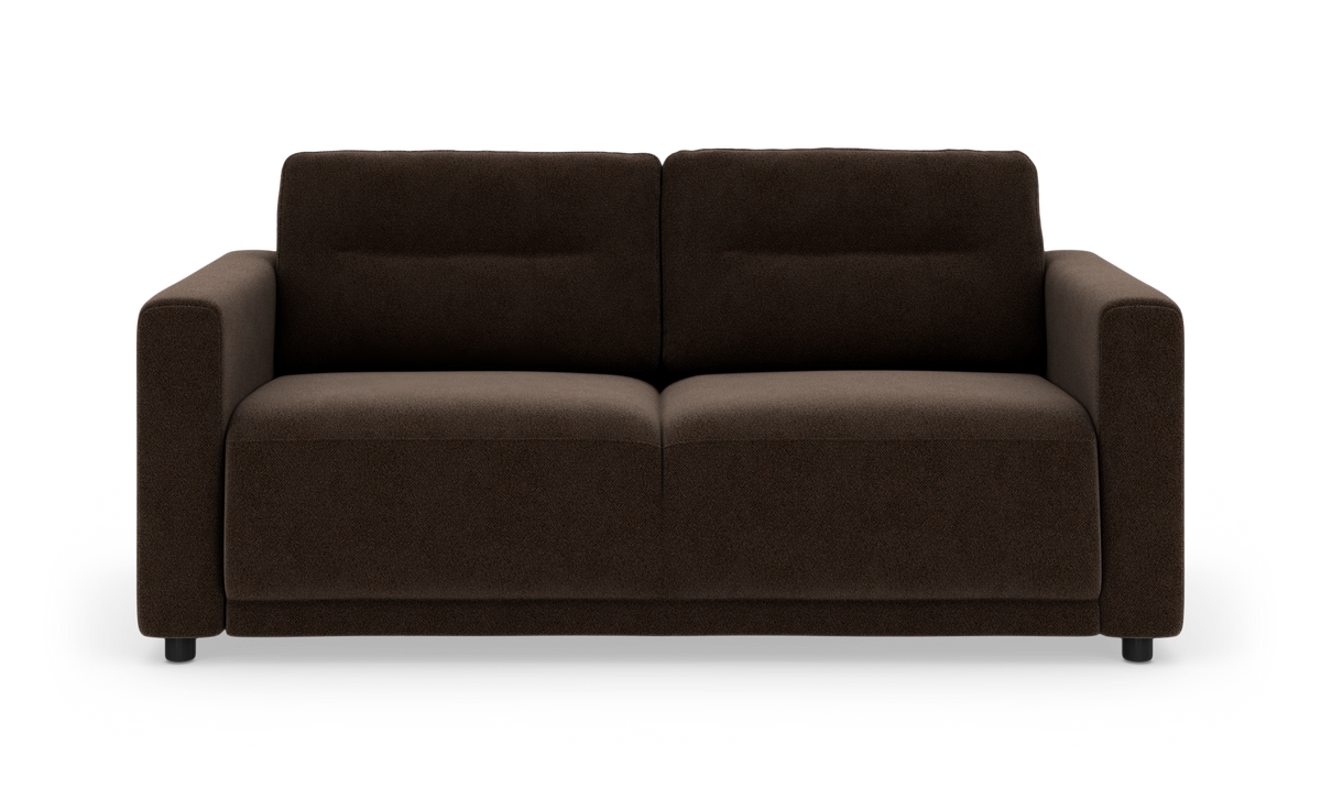 Mørkebrun 2-personers sofa i moderne, boxet design, fritstående på hvid baggrund.