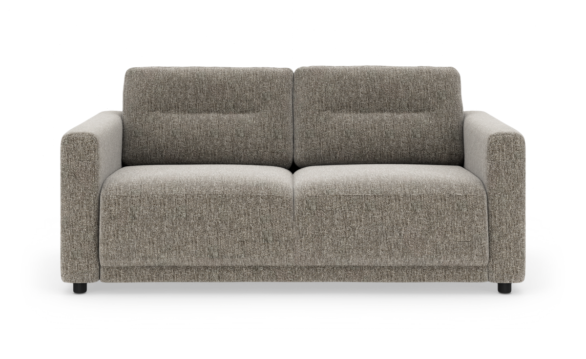 To-personers sofa i gråbeige stof med lige armlæn og korte sorte ben, fotograferet forfra.