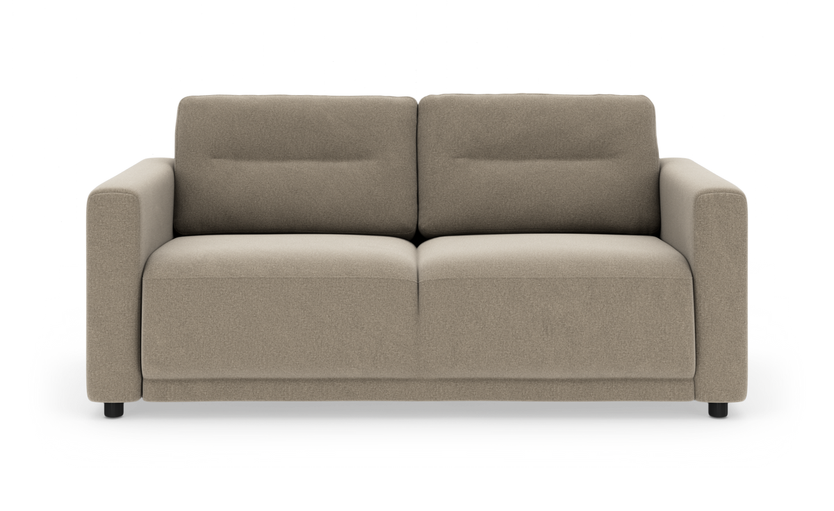 Beige 2-personers sofa med brede armlæn og bløde ryghynder på hvid baggrund.