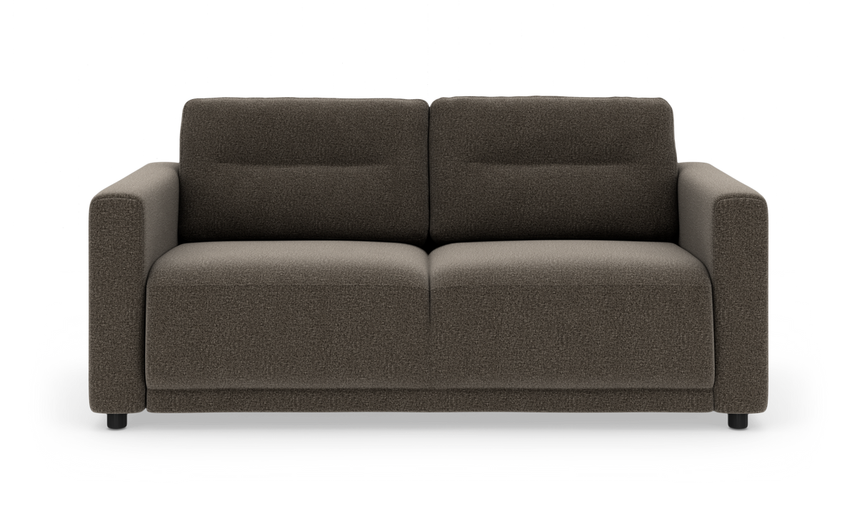 Mørkegrå 2-personers stofsofa med brede armlæn, frontvy på hvid studiobaggrund.