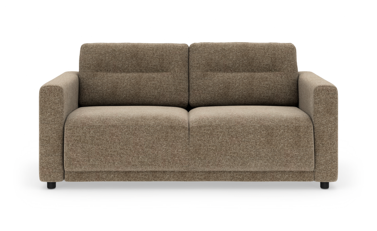 Brun‑beige 2-personers stofsofa med brede armlæn, vist direkte forfra i studieopsætning.