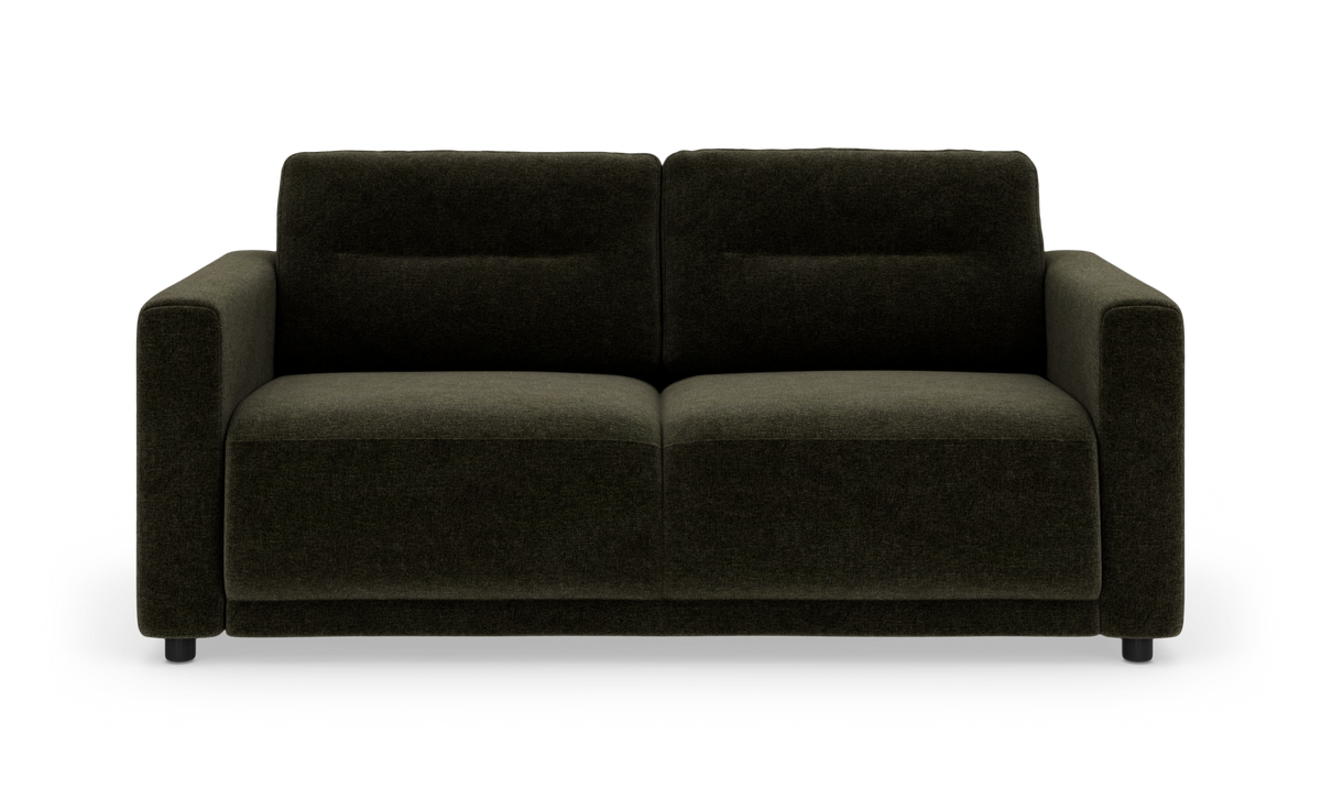 Mørk olivgrøn 2-personers stofsofa, frontvisning på hvid baggrund.
