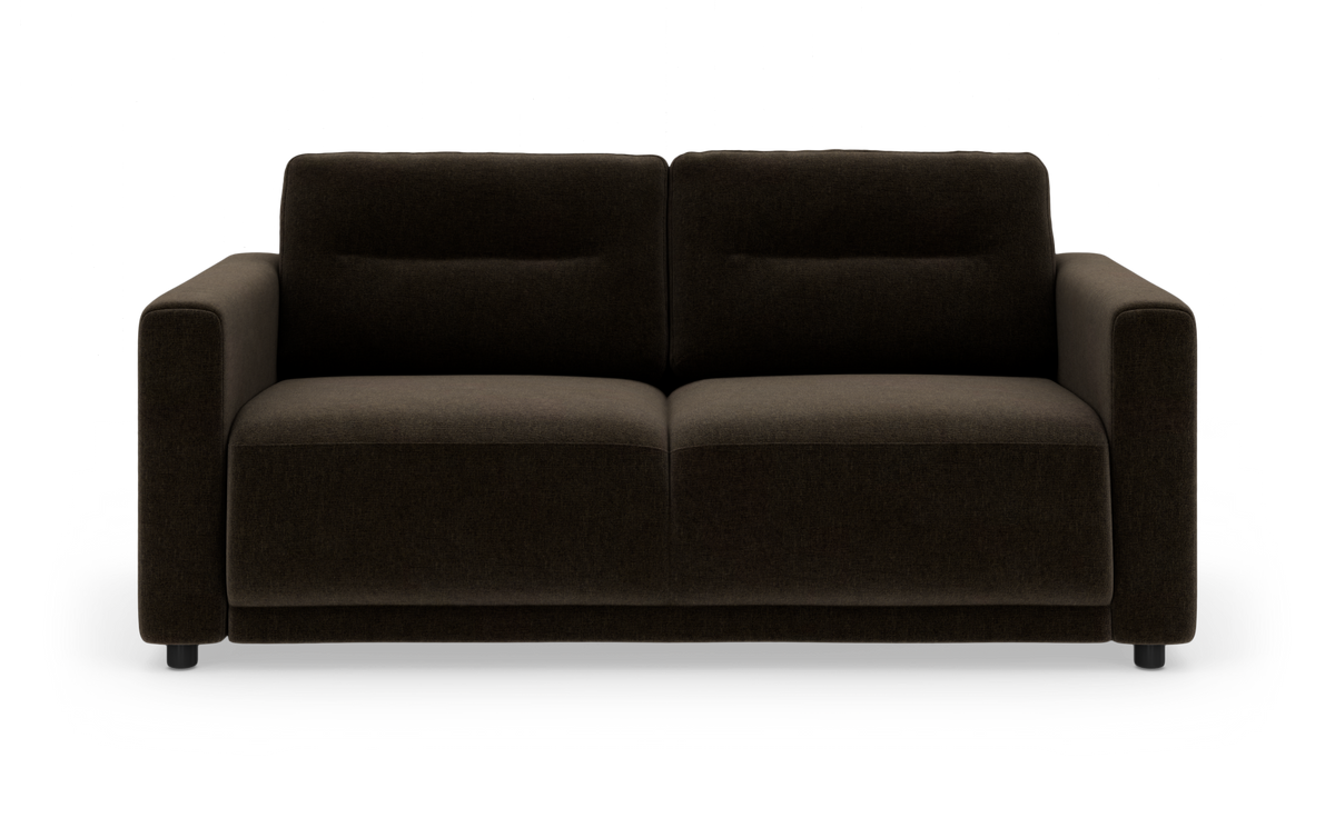 Mørkebrun 2-personers sofa med lige armlæn, fotograferet forfra i studie.