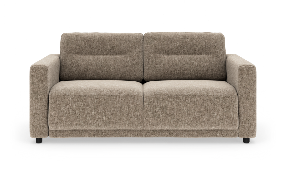 Beige to-personers stofsofa set forfra på hvid baggrund.