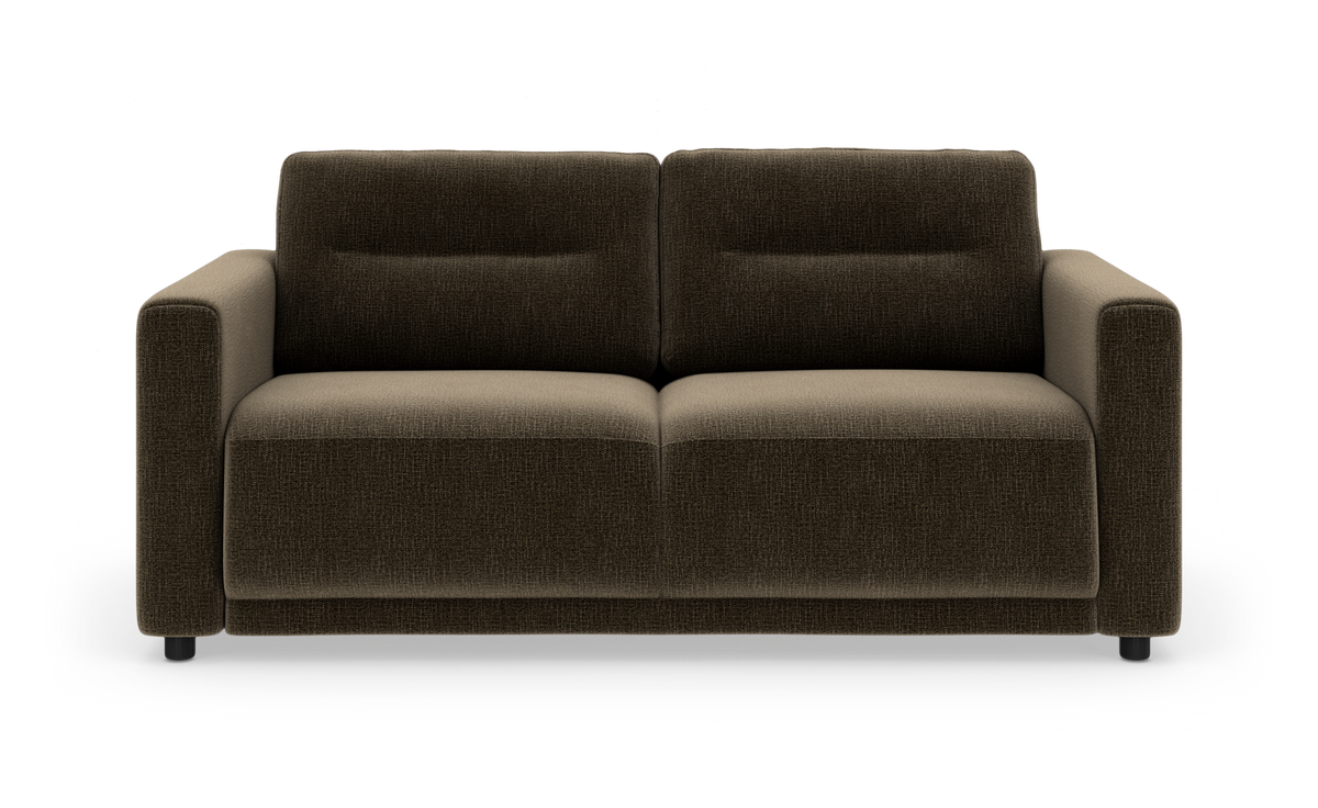Brun 2-personers stofsofa med firkantede armlæn og korte sorte ben, set forfra.