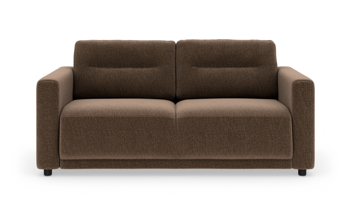 Brun to-personers sofa med bløde sæder og lige armlæn, fritlagt på hvid baggrund.