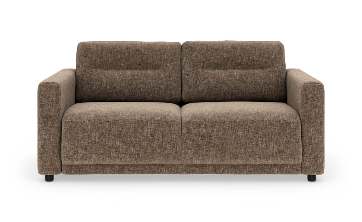 Brun 2-personers sofa i stof med rene, moderne linjer set forfra på hvid baggrund.