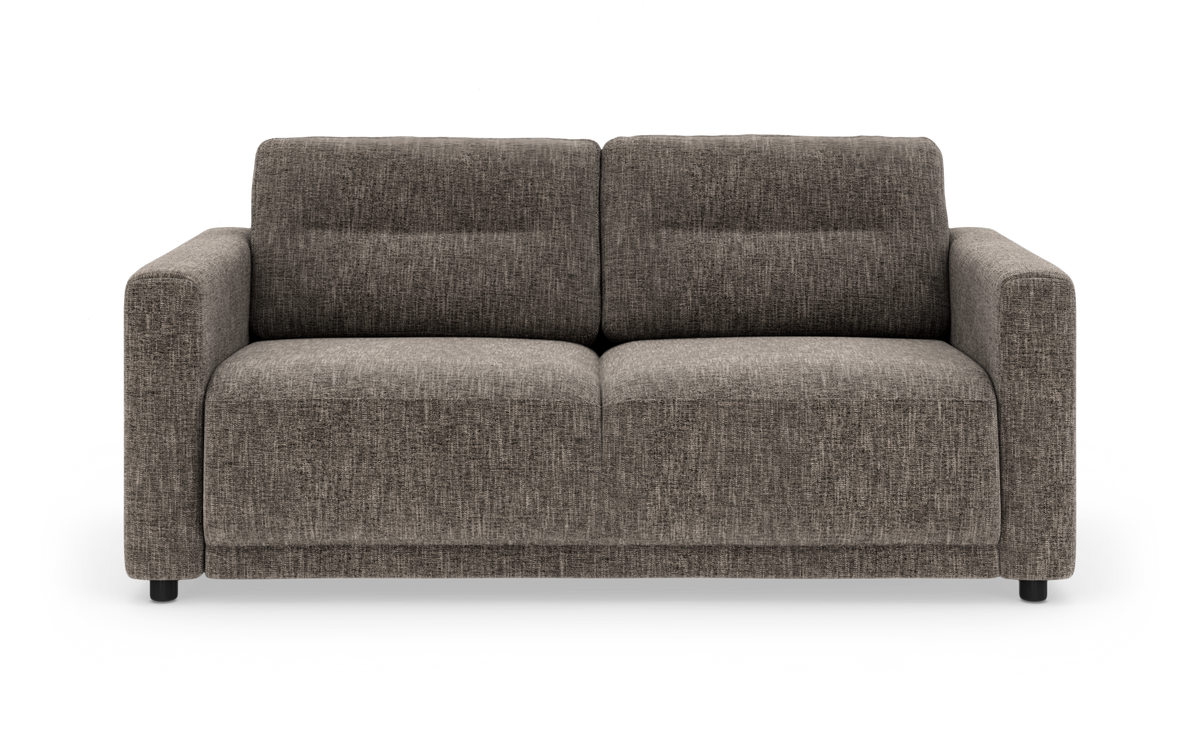 Gråbrun tosædet stofsofa med lige armlæn og lave sorte ben, set forfra.