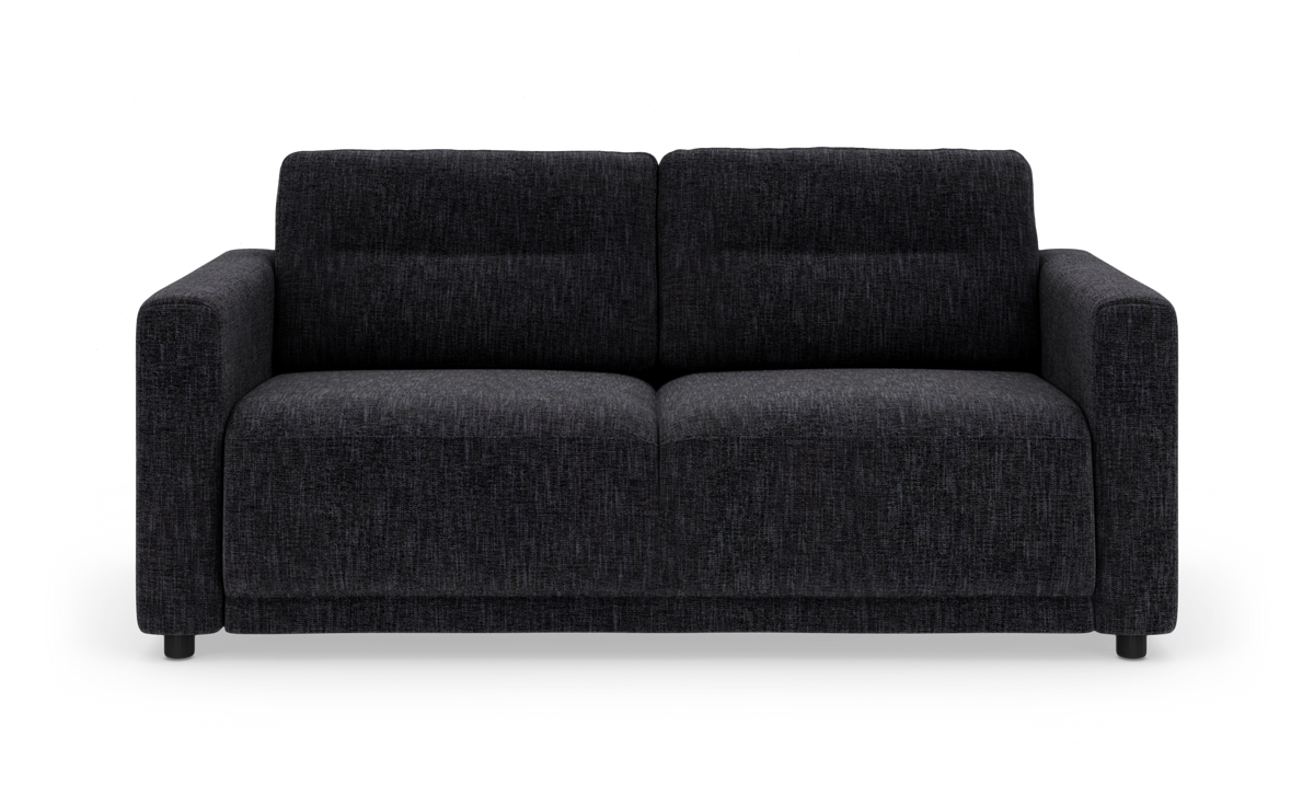 Mørkegrå 2-personers stofsofa, frontvisning med brede armlæn.