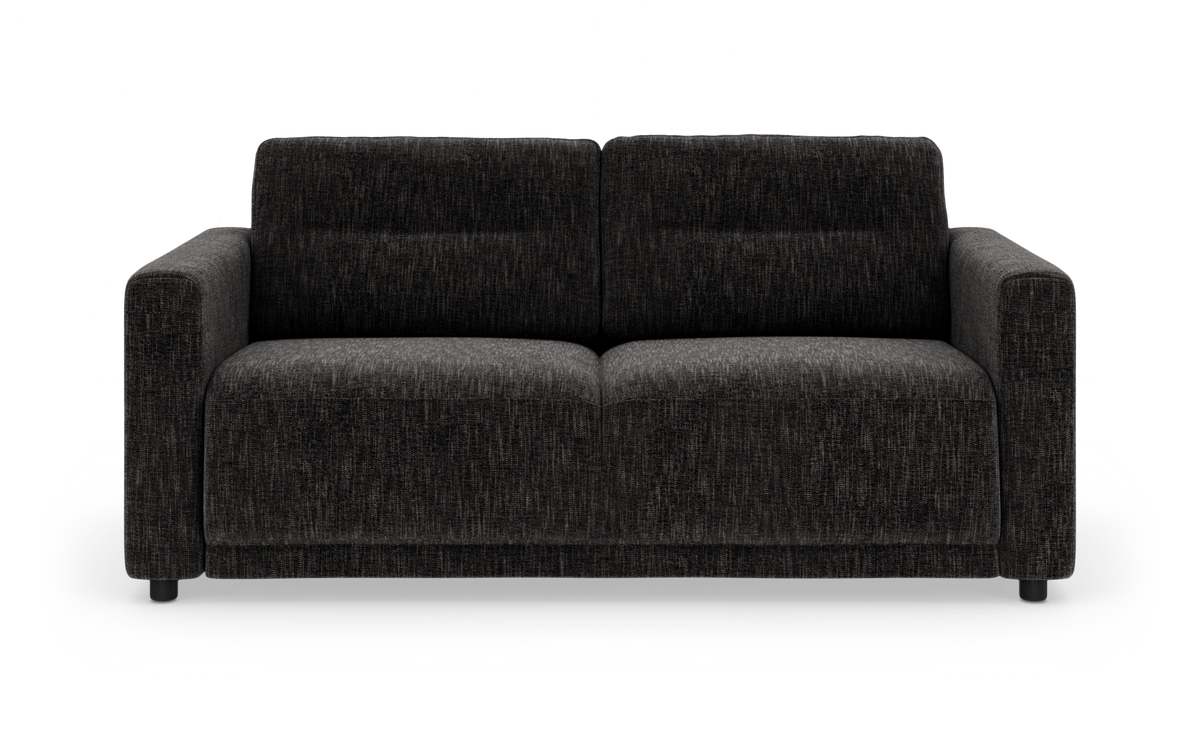 Mørkegrå tosæders stofsofa, frontview mod hvid baggrund.