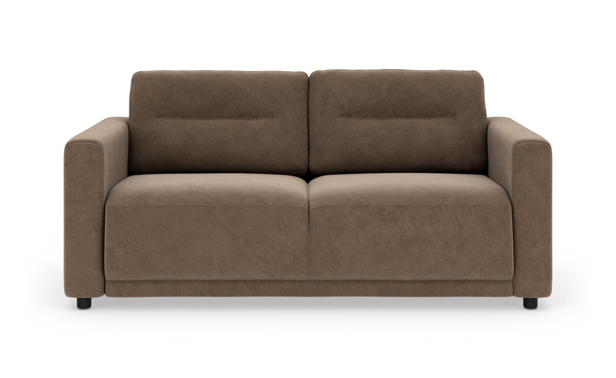 Brun 2-personers sofa i tekstil med lige armlæn, isoleret på hvid baggrund.