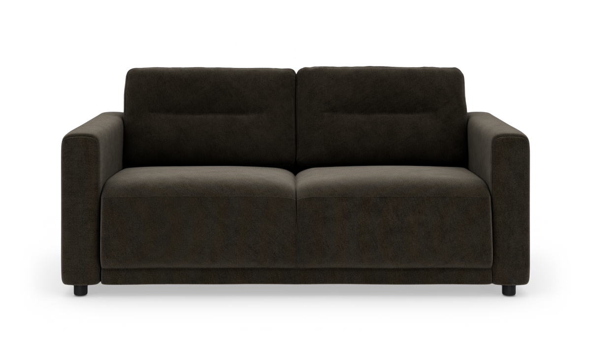 Mørkebrun 2-personers stofsofa set forfra mod hvid baggrund.