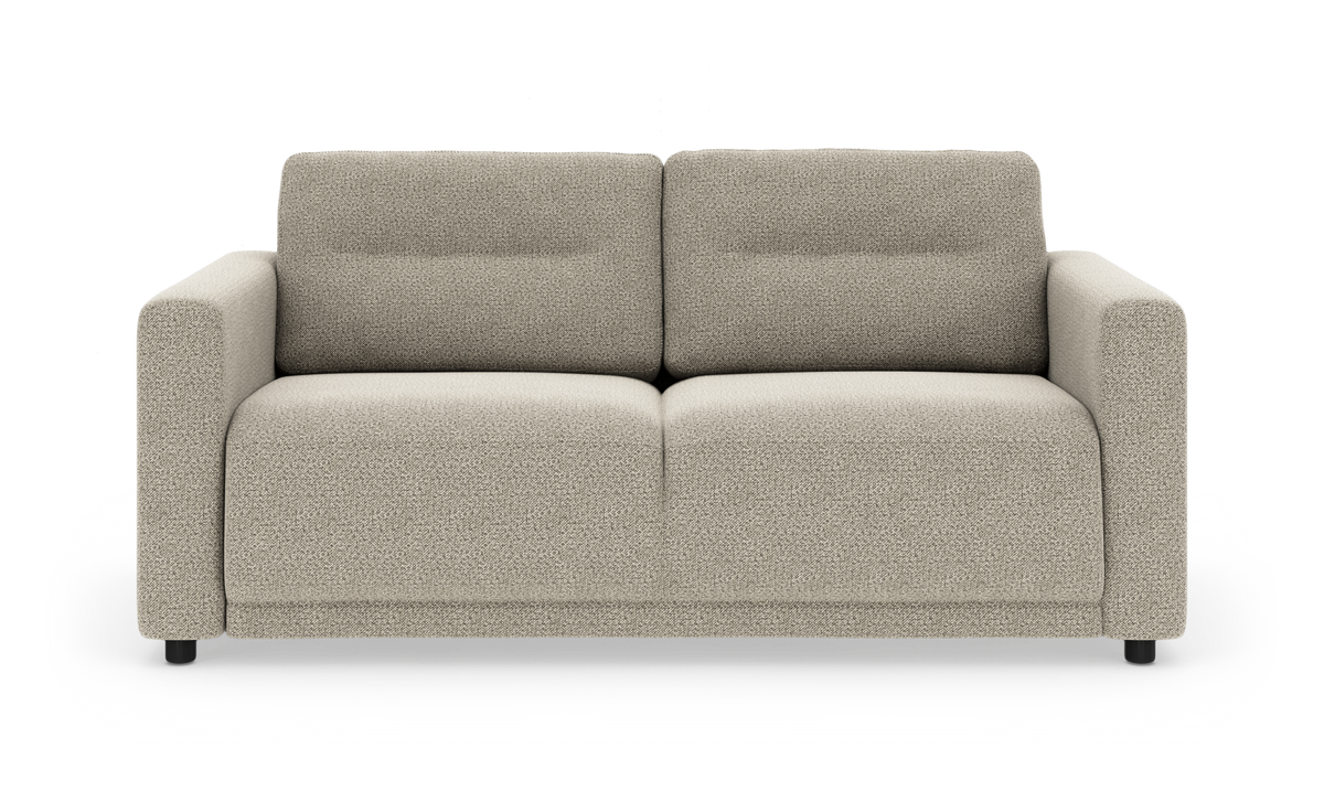 Beige 2-personers sofa i tekstureret stof, frontvisning med afrundede armlæn.
