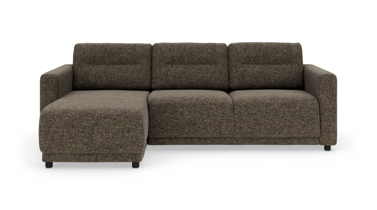 Brungrå hjørnesofa med chaiselong til venstre, tekstilbetræk, frontvisning på hvid baggrund.