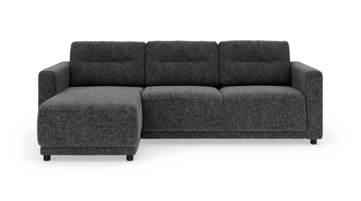 Mørkegrå tresæders sofa med venstrevendt chaiselong i stof, frilagt på hvid baggrund.