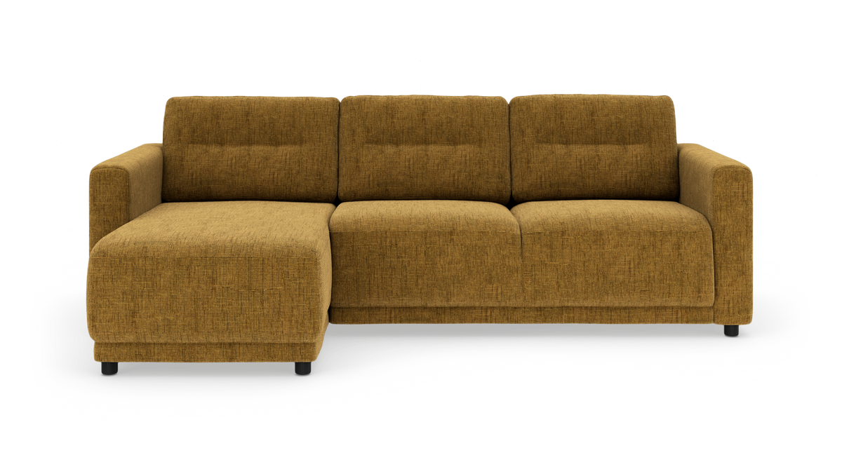 Modulsofa i sennepsgult stof med venstrevendt chaiselong, frontvy på hvid frilægning.