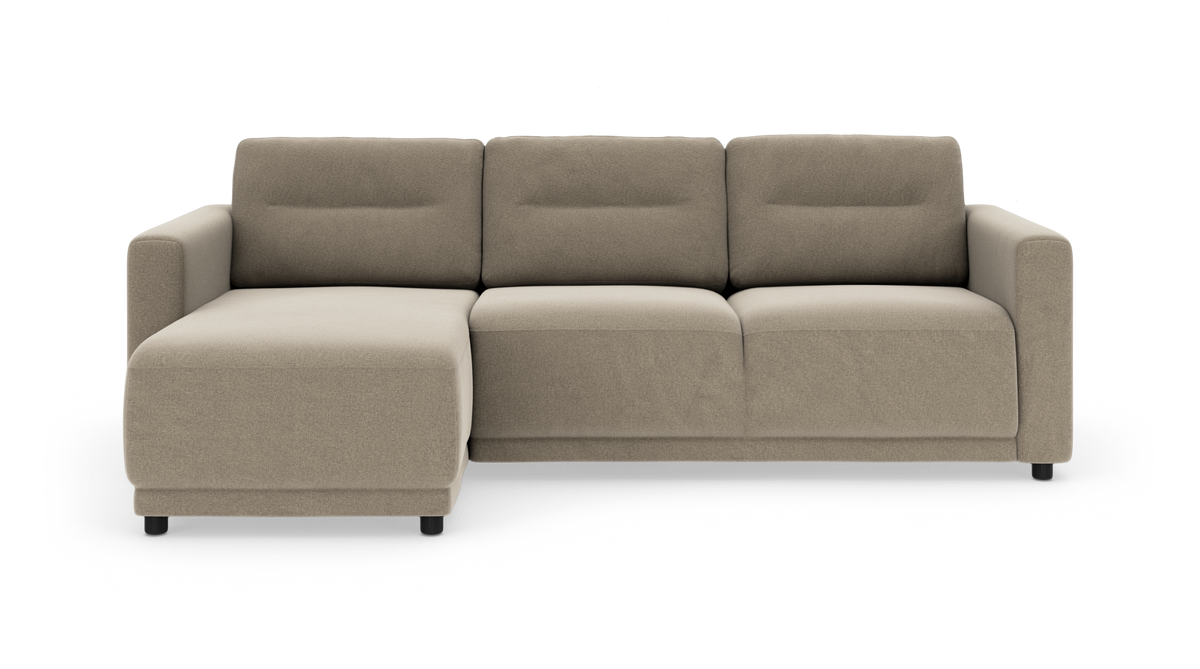 Frontvendt 3‑personers hjørnesofa med venstre chaiselong i beige stof, frilagt på hvid baggrund.