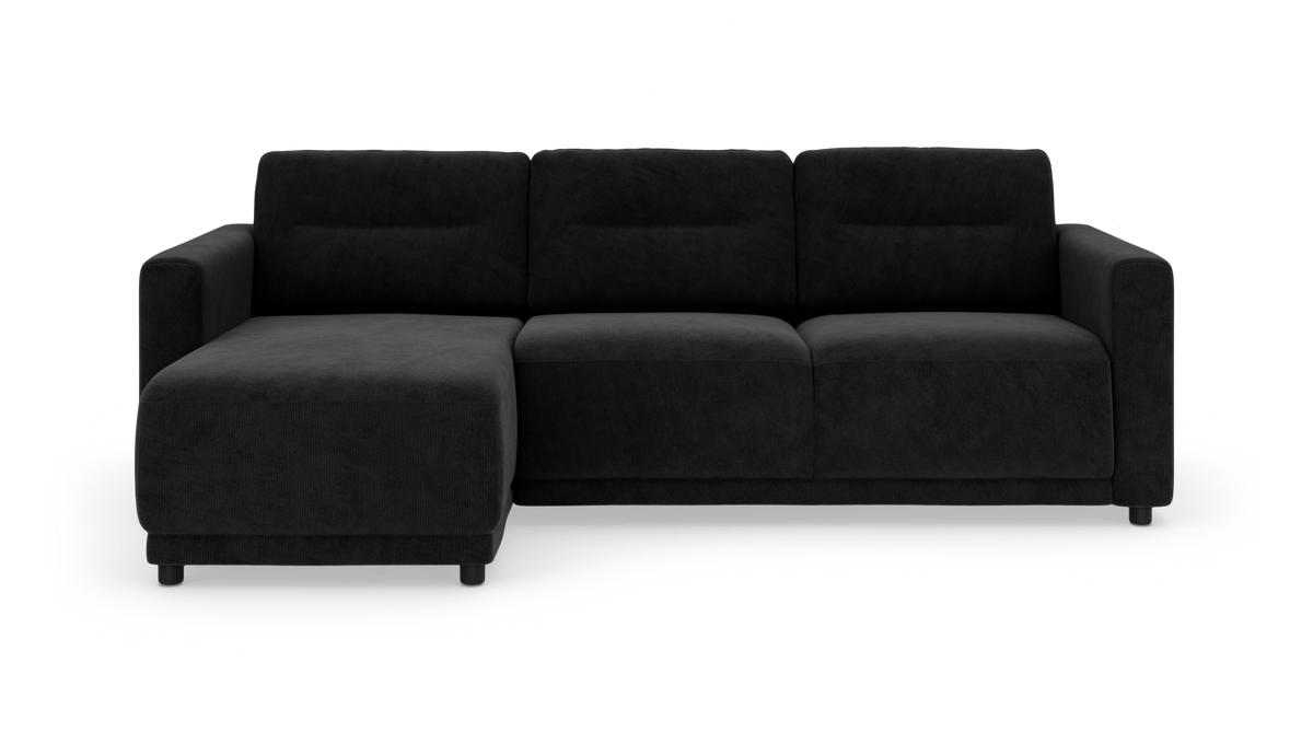 Tresæders sofa i sort stof med venstrevendt chaiselong, fritlagt på hvid baggrund.