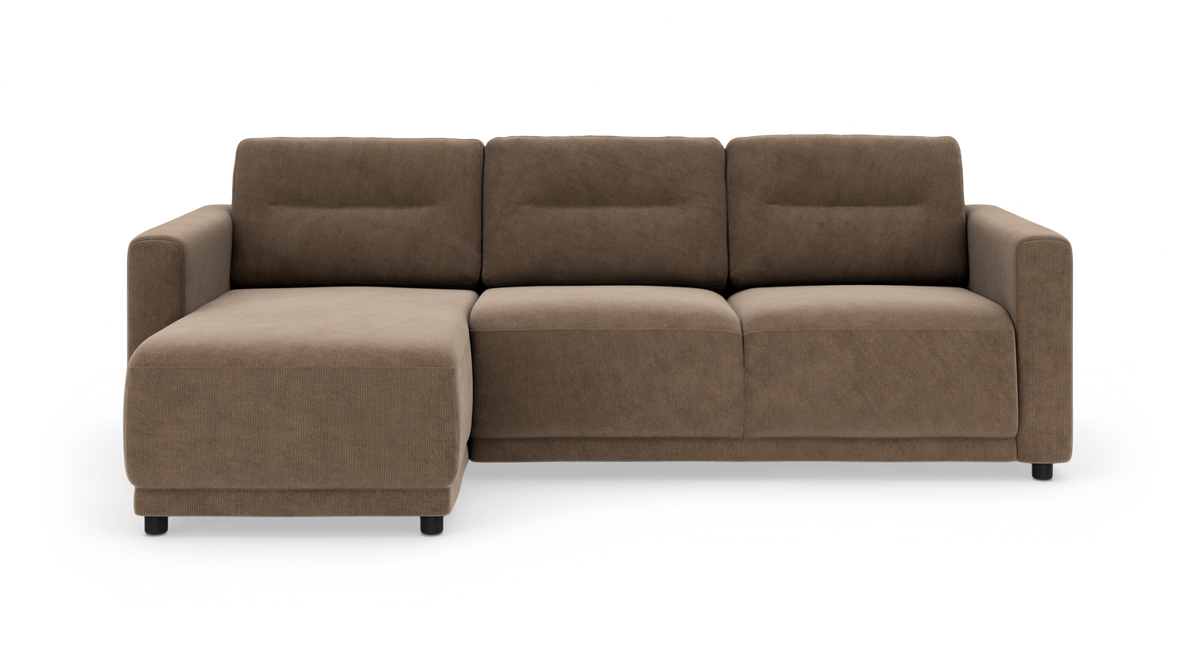 Brun 3-personers sofa med venstre chaiselong i stof, frontvisning på hvid baggrund.