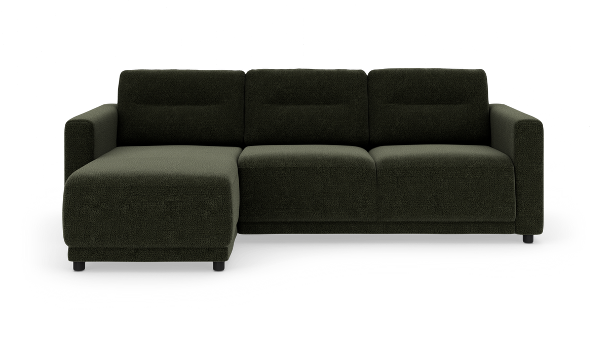 Mørkegrøn tresæders sofa med venstrevendt chaiselong, polstret og stofbetrukket, fritlagt på hvid baggrund.