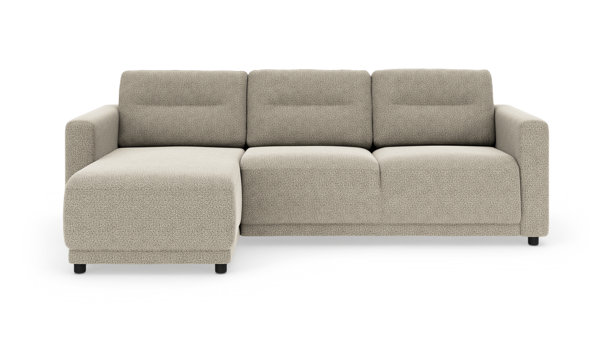 Beige 3-personers sofa med venstre chaiselong, fotograferet forfra mod hvid studiobaggrund.