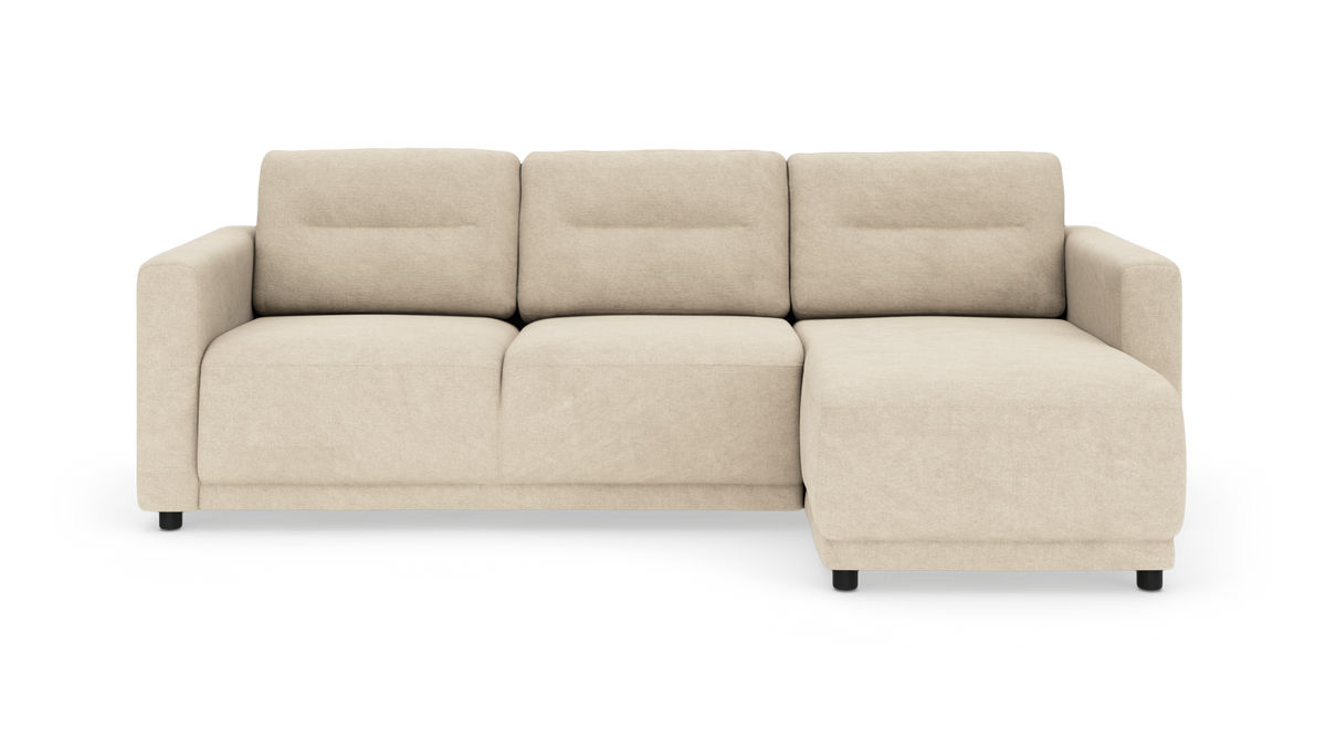 Beige tresæders sofa med højre chaiselong, brede armlæn og lave sorte ben på hvid baggrund.