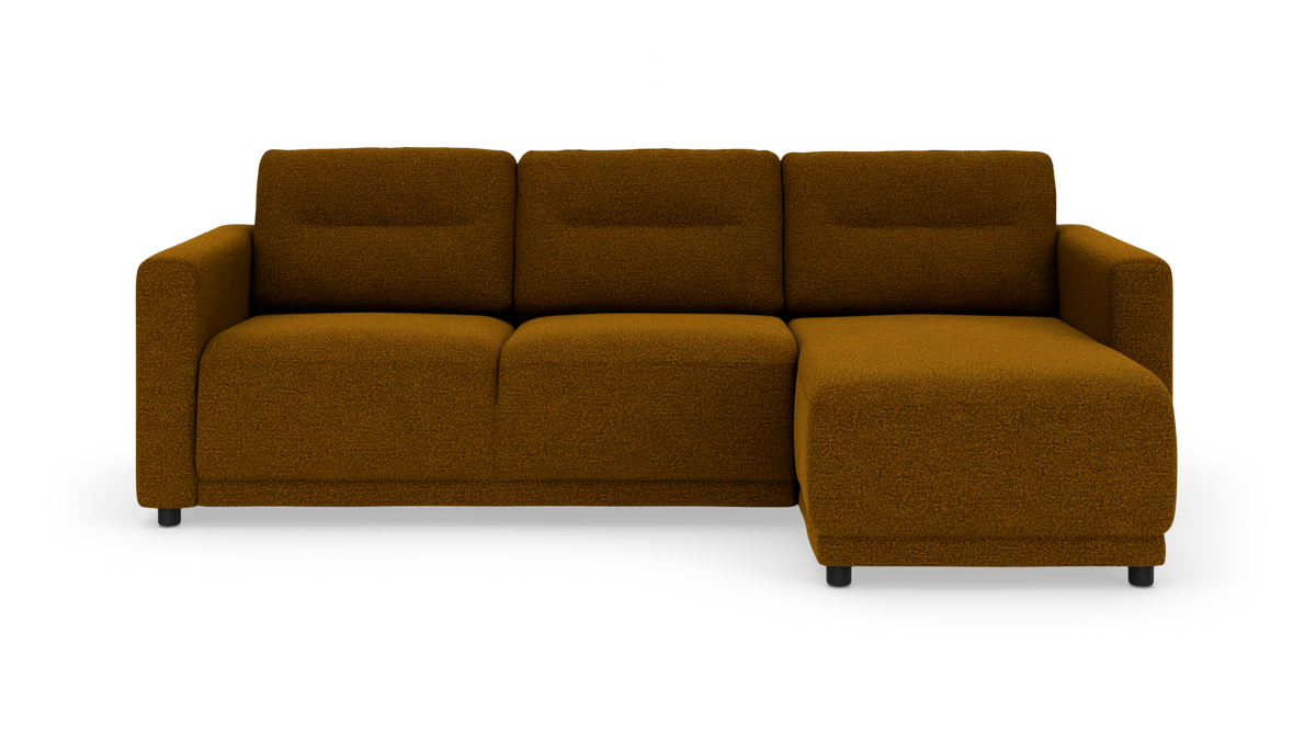 Tremodulers sofa med højre chaiselong i sennepsgul/brun bouclé, fritstående på hvid baggrund.