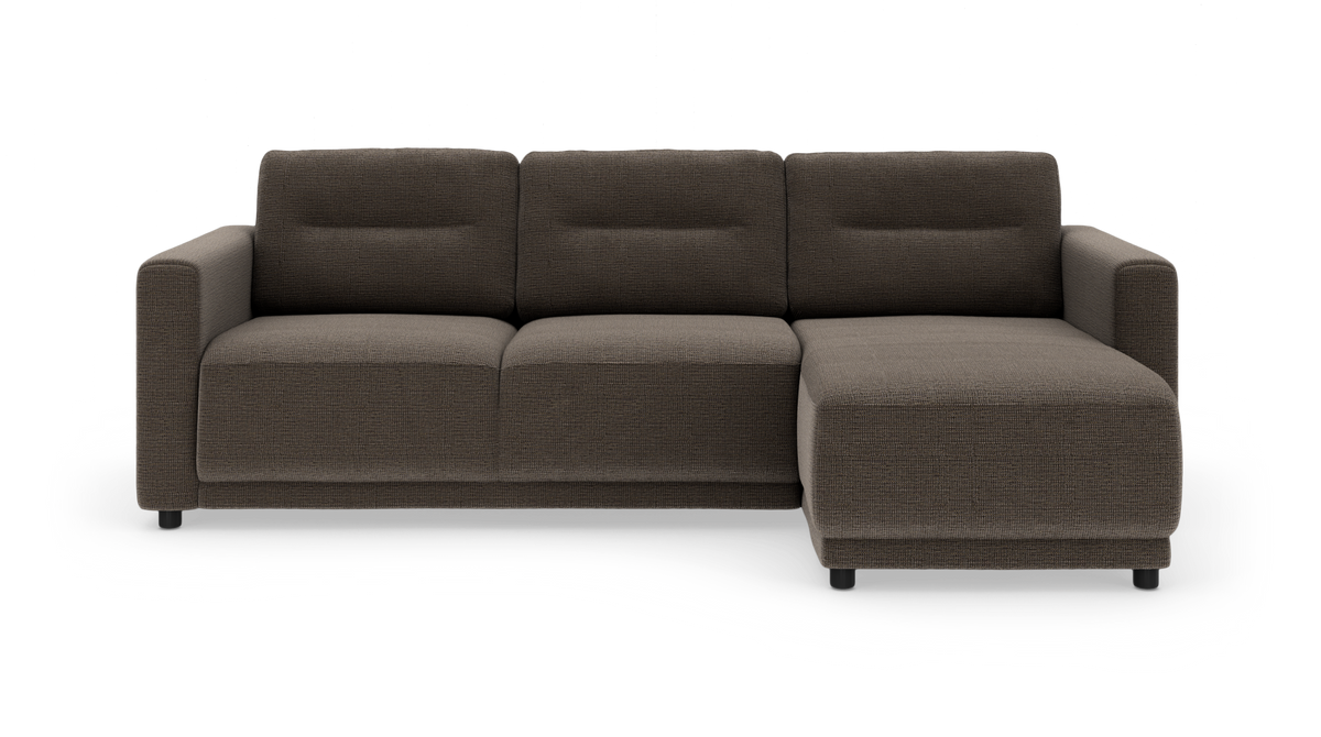 Mørkebrun 3-personers sofa med chaiselong til højre, stofbetrukket med lave ben, fritstående på hvid baggrund.