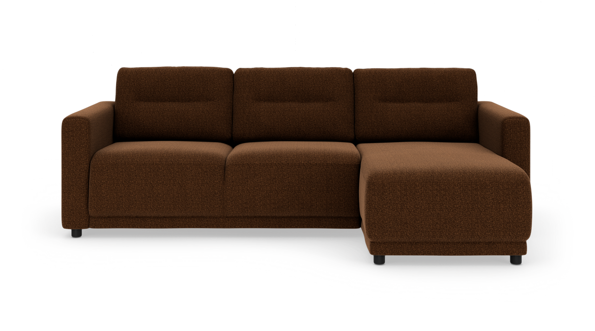Brun modulsofa med chaiselong til højre, fotograferet forfra mod hvid baggrund.