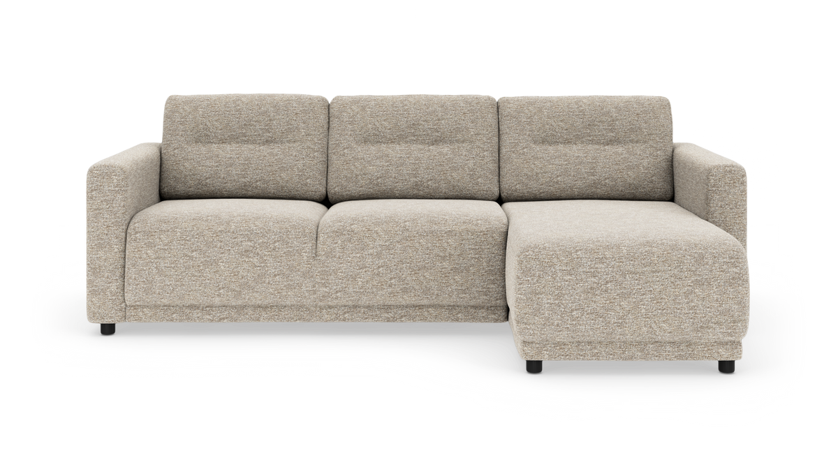 Beige 3-personers sofa med højrevendt chaiselong, moderne og frilagt på hvid baggrund.