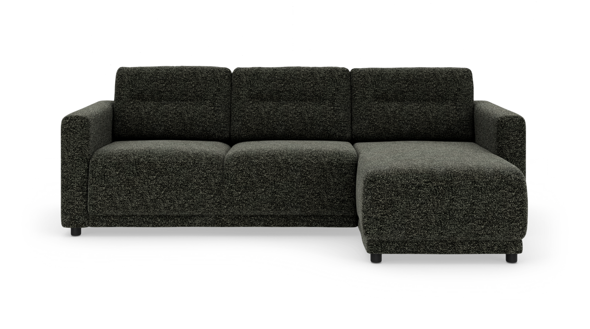 Mørkegrå stofsofa med højrevendt chaiselong, bløde brede puder og lige armlæn i moderne stil på hvid baggrund.