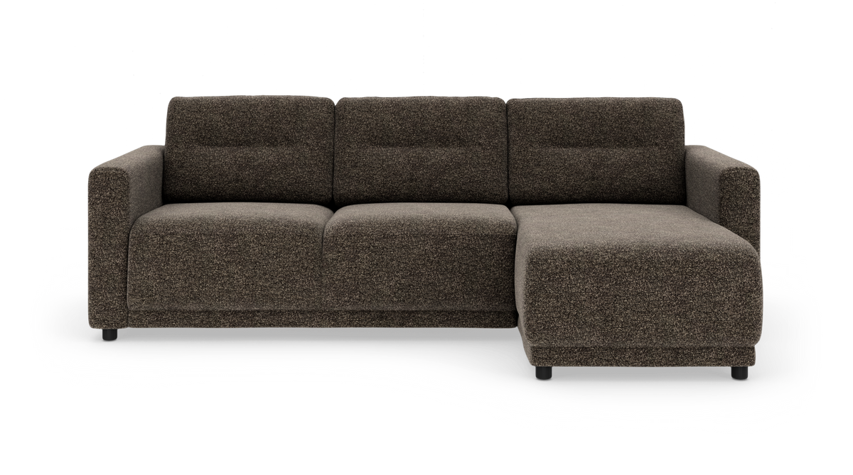 Brun 3-personers sofa med chaiselong til højre på hvid baggrund.