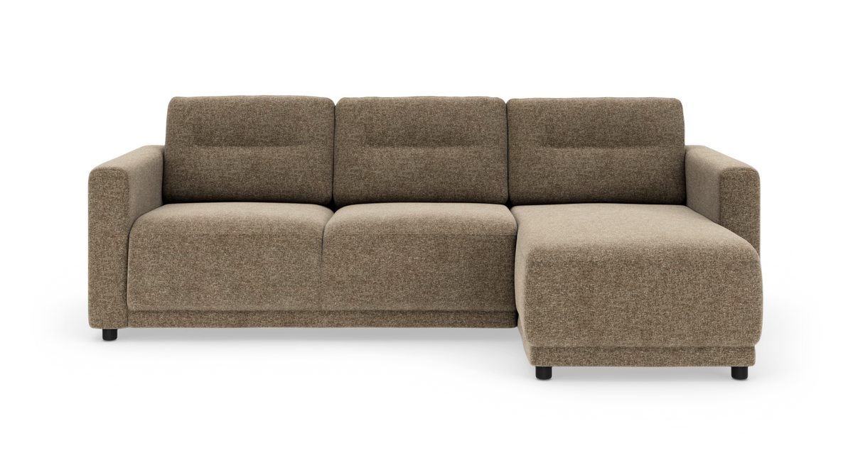 Brun stofsofa med højre chaiselong, moderne og kompakt, isoleret på hvid baggrund.