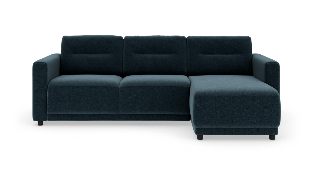 Mørkeblå 3-personers sofa med chaiselong til højre, frilagt på hvid baggrund.